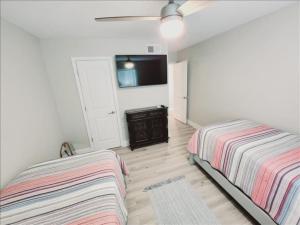 J7 completely renovated, 2 pools, pickleball, fishing, fitness center,easy walk to pier