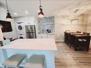 J7 completely renovated, 2 pools, pickleball, fishing, fitness center,easy walk to pier