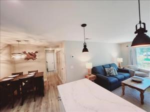 J7 completely renovated, 2 pools, pickleball, fishing, fitness center,easy walk to pier