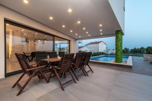 Villalux2022 mit Pool beheizt