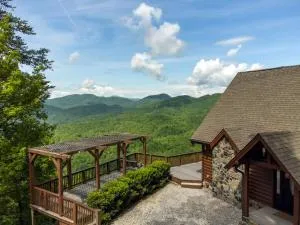 A Celestial Chalet Pets, Hot Tub & Mountain View - Old Fort