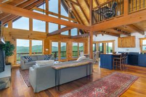 A Celestial Chalet Pets, Hot Tub & Mountain View