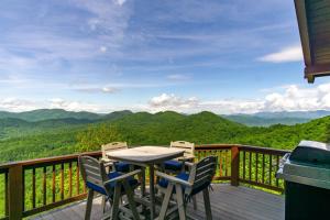 A Celestial Chalet Pets, Hot Tub & Mountain View