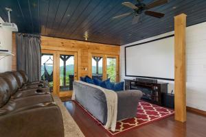 A Celestial Chalet Pets, Hot Tub & Mountain View