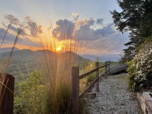 A Celestial Chalet Pets, Hot Tub & Mountain View