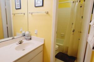 A16 Ocean Walk 1 bdrm sleeps 5 next to pool upstairs unit two full size beds full kitchen