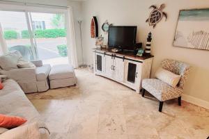 H1 downstairs and comfy king and two twins really nice kitchen and baths