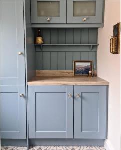 Stunning riverside cottage in central location