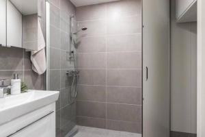 New condo with free parking 10 min from Helsinki Airport
