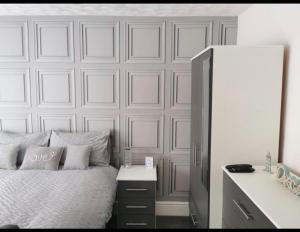 Sea View Lavish Apartment SKY TV Whirlpool Bath HUGE Balcony NEWLY REFURBISHED