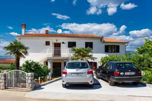 Apartments with a parking space Njivice, Krk - 20505