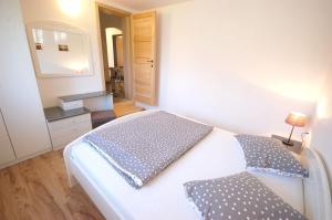 Apartments with parking space Njivice, Krk - 20505