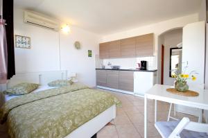 Apartments with parking space Njivice, Krk - 20505