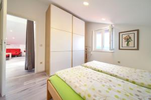 Apartments with parking space Njivice, Krk - 20898