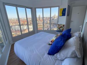 Appartement panoramique au centre de Moulins avec terrasse, 2 chambres, et équipements modernes - FR-1-489-412