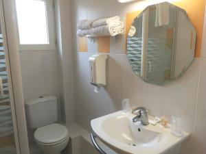 Hotels Logis Auberge de Carolles : Chambre Quadruple avec Douche