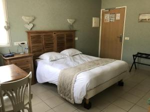 Hotels Logis Auberge de Carolles : photos des chambres