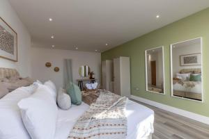 Luxury 1BR Seafront Apartment