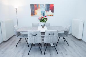 Sunny and minimal apt in Glyfada with 3 bdrm