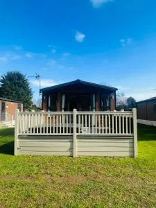 Dakota Lodge with Hot Tub - Allerthorpe