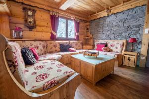 Chalets Les Griottes, veritable chalet de montagne, avec Jacuzzi et Sauna : photos des chambres