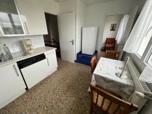 Maisons de vacances Maison independante avec 6 chambres proche du tram A : photos des chambres
