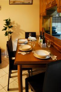StDenis Townhouse Maisonette in the City Center with Exceptional Hospitality By Villa Mana Gers