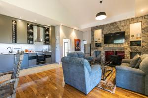 Bali and Eva Midlands