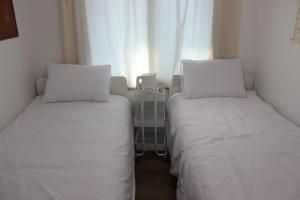 Phòng Tiêu Chuẩn 2 Giường Đơn Với Phòng Tắm Chung (Standard Twin Room with Shared Bathroom)