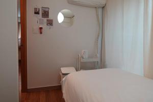 Phòng Đơn Với Phòng Tắm Vòi Sen Và Toilet Chung (Single Room with Shared Shower and Toilet)