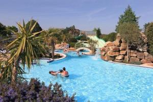 Appartements Charmant bungalow en camping 5* avec piscine : photos des chambres