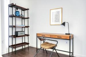 Downtown 1br w pool gym lounge nr 110 LAX-1011