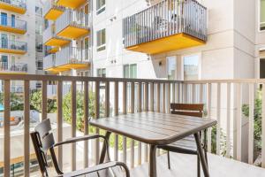 Downtown 1br w pool gym lounge nr 110 LAX-1011