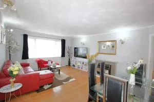 Cheerful 3 Bedroom 2 Bathroom Bungalow by CozyNest - Hurst