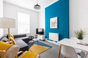 Judah Suites by Koya Homes - TV Bed Apartment, Central High Street, Free Parking - Llancarfan