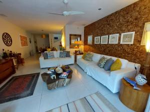 Casa alto padrão na Ferradura em condomínio com piscina privativa