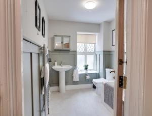 Sage Cottage Buxton Family Getaway with Log Fire