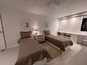 Casa alto padrão na Ferradura em condomínio com piscina privativa