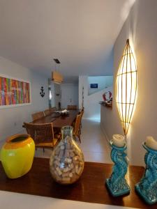 Casa alto padrão na Ferradura em condomínio com piscina privativa