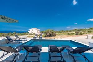 Dino, modern & luxury ap. with a pool for 6