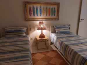 Casa alto padrão na Ferradura em condomínio com piscina privativa