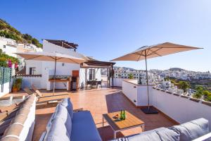 Penthouse 17A, Frigiliana 2 bedroom, Pool, Large Terrace and Amazing views in the center of Frigiliana HansOnHoliday Rentals