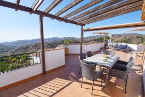 Penthouse 17A, Frigiliana 2 bedroom, Pool, Large Terrace and Amazing views in the center of Frigiliana HansOnHoliday Rentals