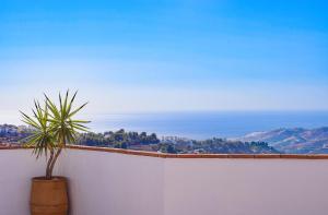 Penthouse 17A, Frigiliana 2 bedroom, Pool, Large Terrace and Amazing views in the center of Frigiliana HansOnHoliday Rentals