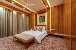 Shyama Sarovar Portico