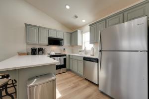 Relax Fireside Getaway 2 Mi to Silver Dollar City