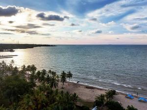 Hermoso apartamento con piscina frente al mar - Primera Ensenada