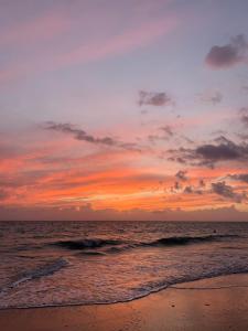 Hermoso apartamento con piscina frente al mar - Primera Ensenada
