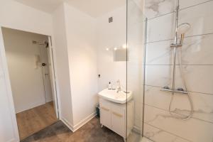 Appartements LE DAUPHIN - Place parking privee gratuit - WIFI et TV : photos des chambres