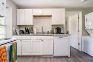 Plush 1 bed APT near Five Points! Bring your pets!